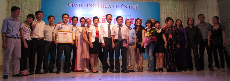 Đội thị xã Hương Thủy chụp ảnh lưu niệm với thành viên Ban giám khảo hội thi
