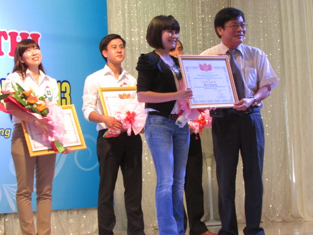 ông Ngô Hòa - Phó Chủ tịch Thường trực UBND tỉnh trao giải nhất cho đội thị xã Hương Thủy