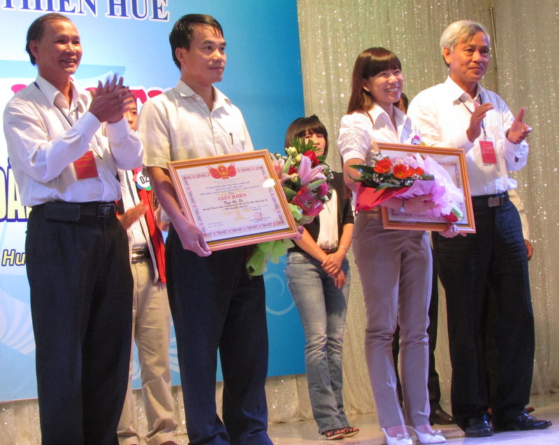 Trao giải khuyến khích cho đội Sở Nông nghiệp và Phát triển Nông thôn và huyện Phú Lộc
