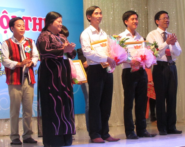 bà Phan Thị Thanh Hà - Chủ tịch Hội liên hiệp phụ nữ tỉnh và ông Cái Vĩnh Tuấn - Giám đốc Sở Nội vụ trao đồng giải 3 cho đội của Sở Lao động Thương binh và Xã hội và Thành phố Huế