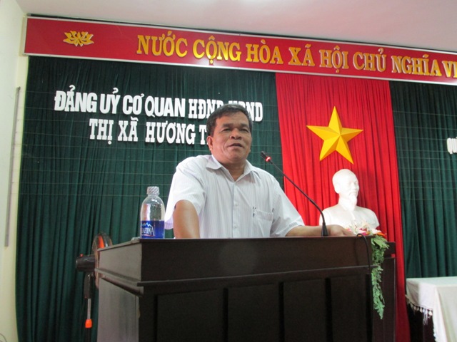 đồng chí Lê Văn Chung- Phó Chủ tịch UBND thị xã, Bí thư Đảng ủy Cơ quan quán 