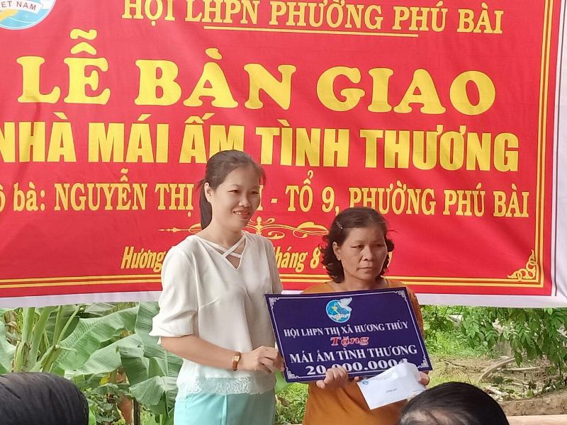 Đ/c Nguyễn Thị Trâm Anh – PCT Hội LHPN thị xã trao số tiền hỗ trợ cho gia đình