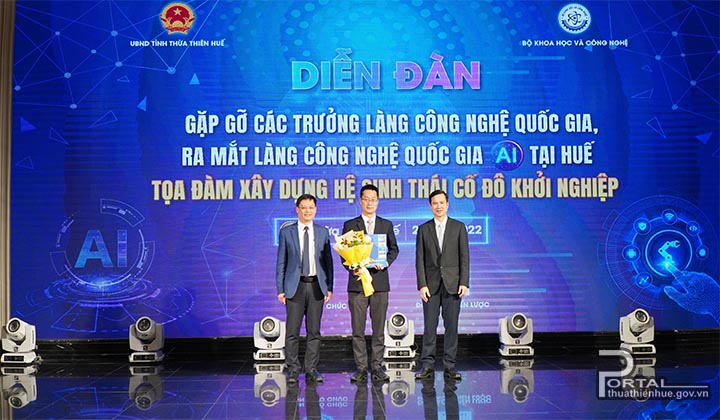 Lãnh đạo Bộ KH&CN và tỉnh Thừa Thiên Huế trao chứng nhận và tặng hoa chúc mừng ra mắt làng công nghệ quốc gia A.I tại Huế