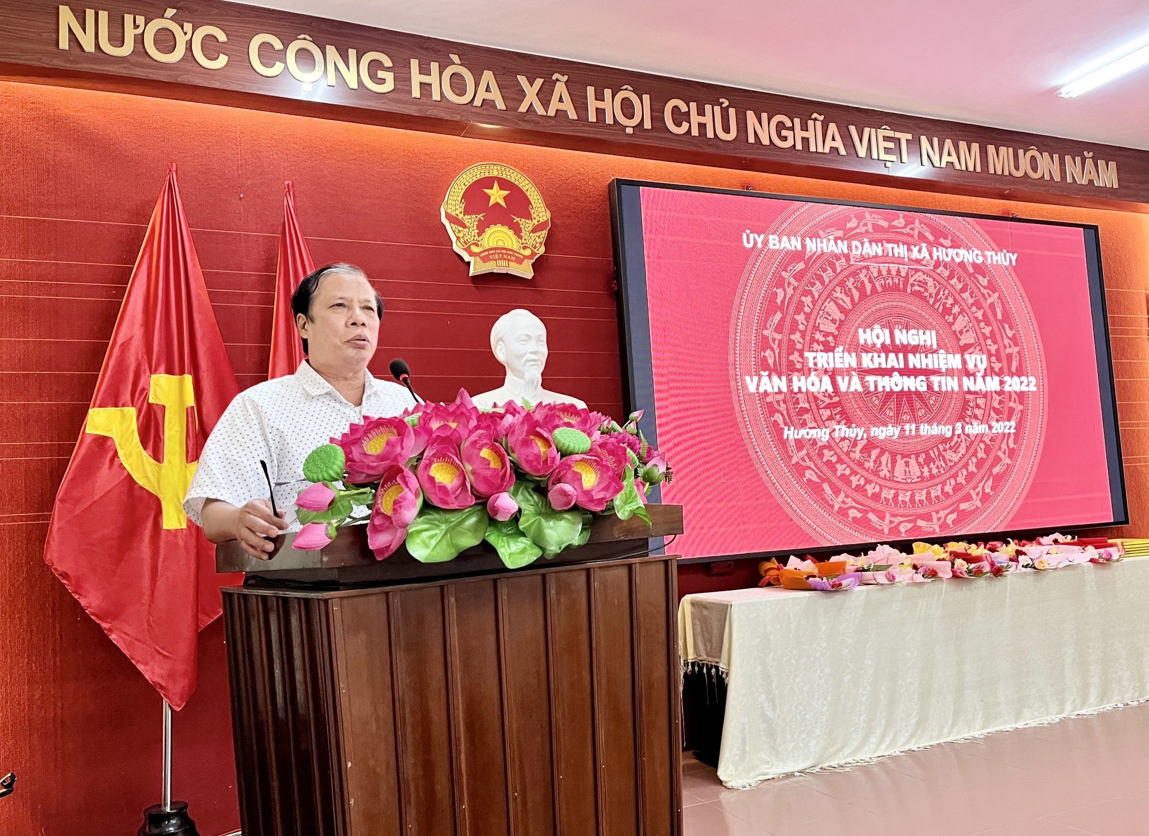 Đồng chí Phan Anh Thư - UVBTV, Trưởng ban Tuyên giáo Thị ủy, Giám đốc Trung tâm Chính trị thị xã phát biểu tại Hội nghị