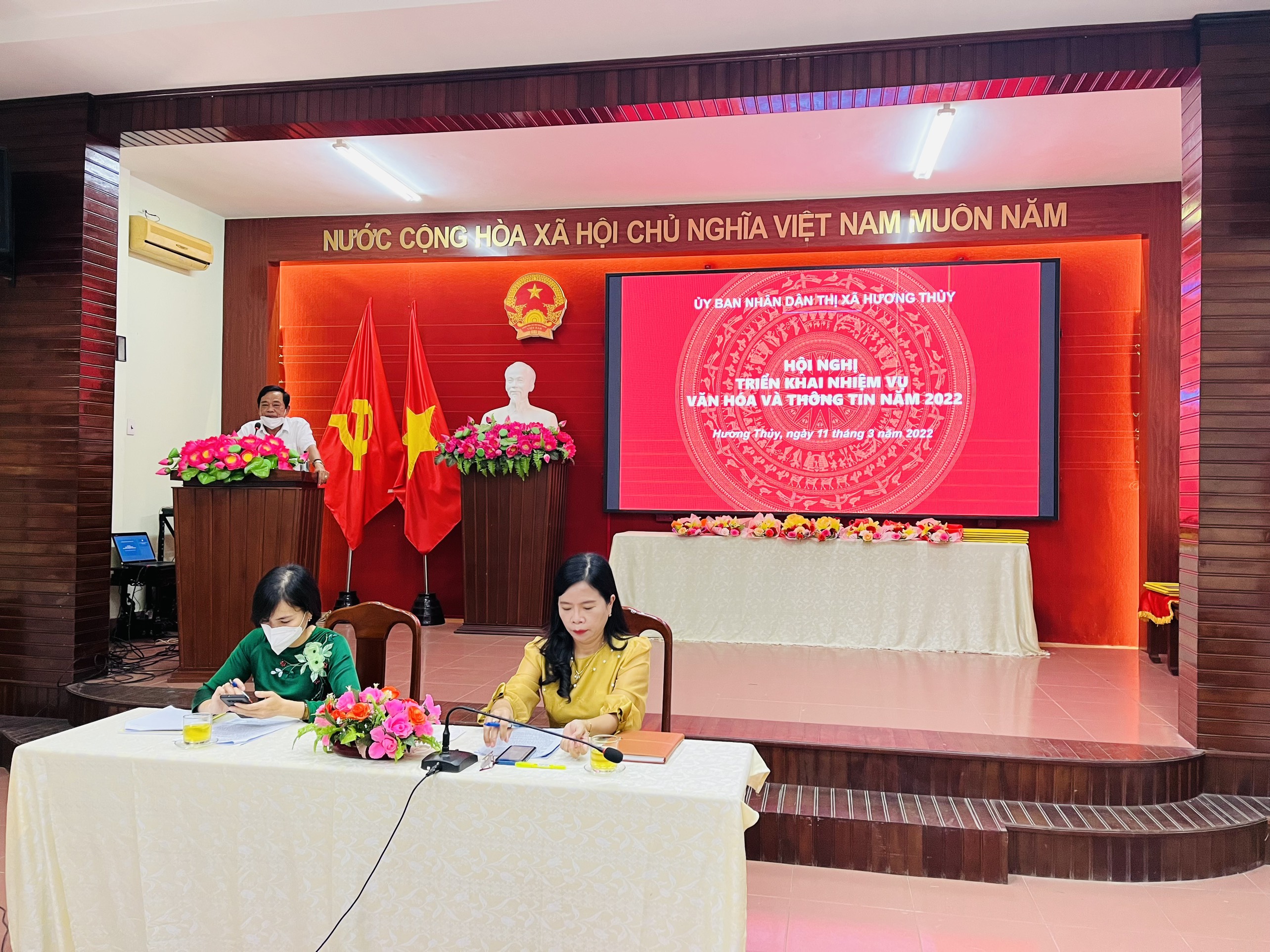 Đồng chí Nguyễn Văn Đấu - Giám đốc Trung tâm VH-TT&TT thị xã phát biểu tham luận